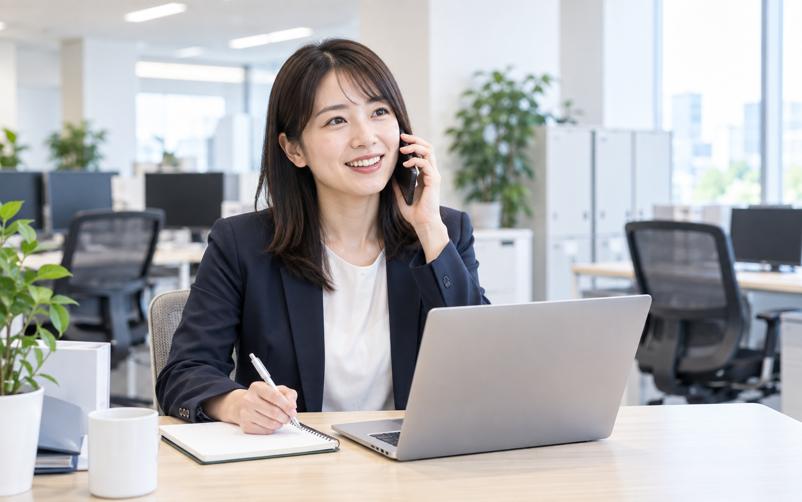 オフィスから家具の保管について相談する様子