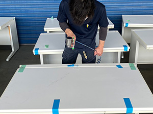 デスク表面の補修作業風景